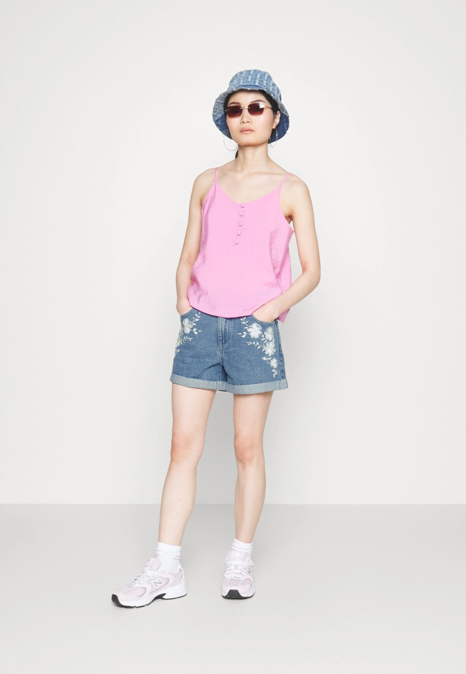 Viwoody Festival - Jeansshort - Medium Blue Denim Aop Cloud Dancer Embroidery 4 Viwoody Festival - Jeansshort - Medium Blue Denim Aop Cloud Dancer Embroidery - Afbeelding 2