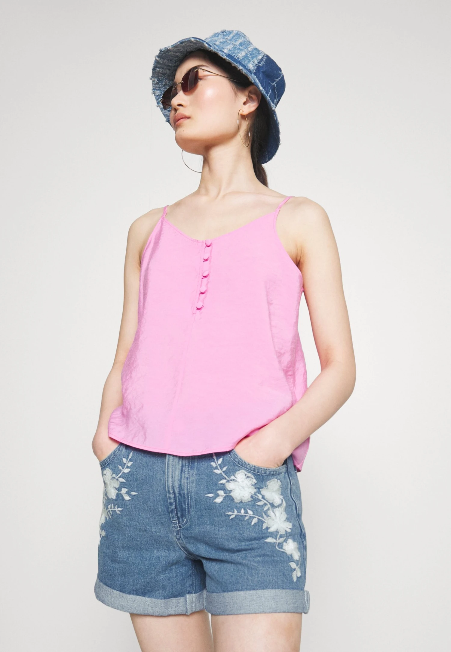 Viwoody Festival - Jeansshort - Medium Blue Denim Aop Cloud Dancer Embroidery 6 Viwoody Festival - Jeansshort - Medium Blue Denim Aop Cloud Dancer Embroidery - Afbeelding 4